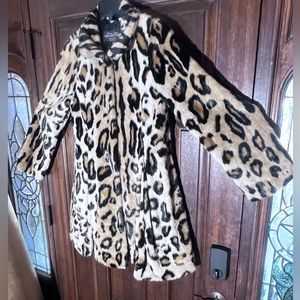 Donna Slayer leopard print faux fur .